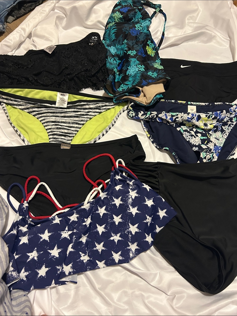 Teen M Multiple branded 6 bikini bottoms and 2 tops - waist approx 15”